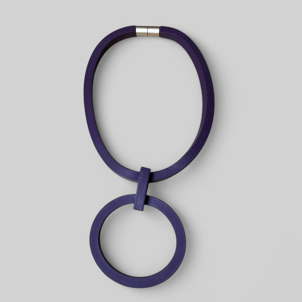 Collana Geometrica: Eleganza Minimal Tra Viola E Grigio