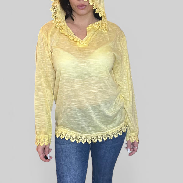 Maglia Boho Chic con Cappuccio e Dettagli Uncinetto