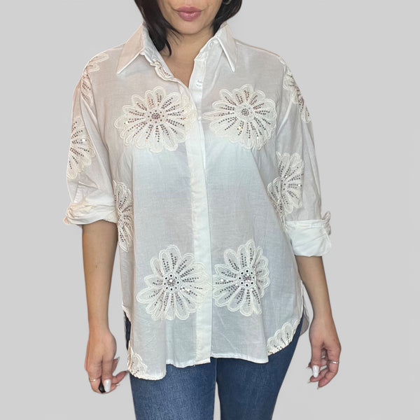 Camicia Bianca Oversize con Ricami Floreali e Paillettes