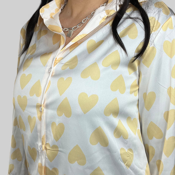 Camicia satinata con stampa cuori – Eleganza romantica