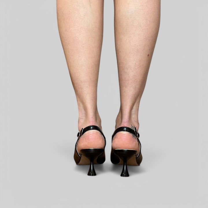 Outfit Décolleté Slingback Bicolore - Camicia Cartoon - Jeans Nero - Borsa Chantal - PinUp Shoes