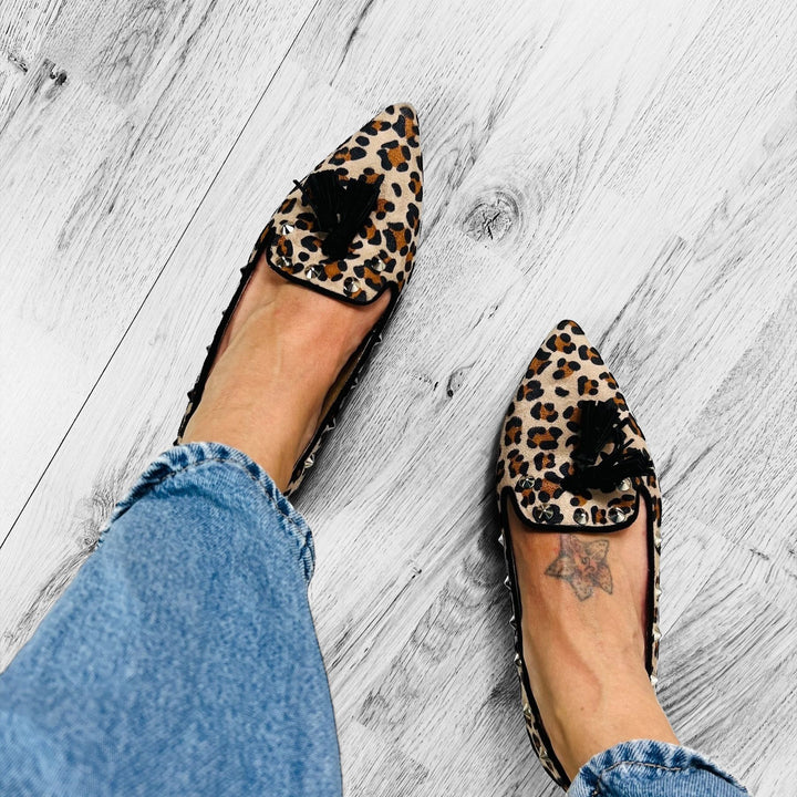 Outfit Mocassini Borchiati Animalier Maculato - Jeans TShirt Satin E Borsa - PinUp Shoes