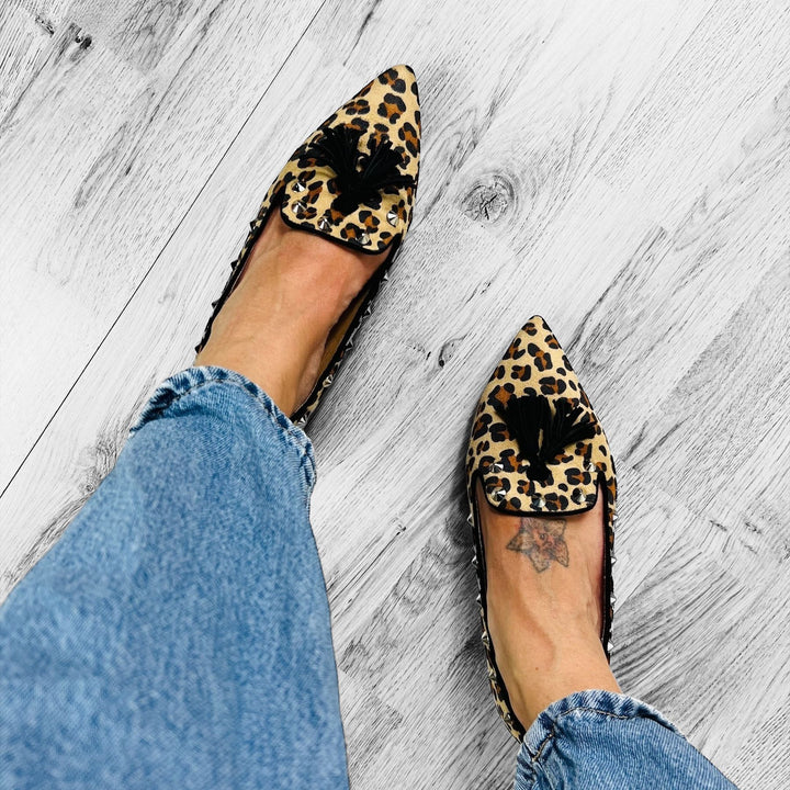 Outfit Mocassini Borchiati Animalier Maculato - Jeans TShirt Satin E Borsa - PinUp Shoes