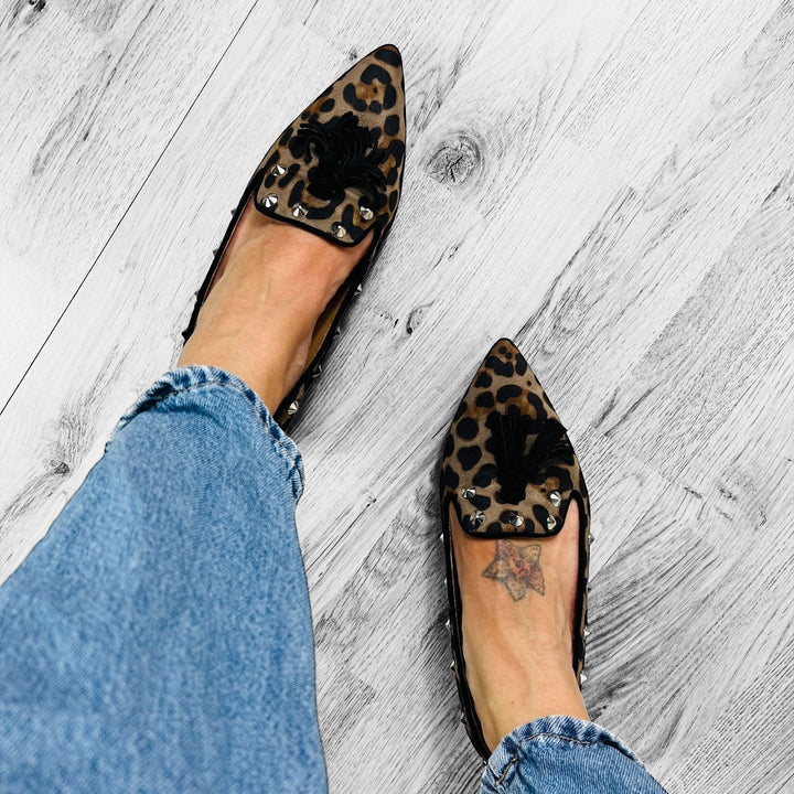 Outfit Mocassini Borchiati Animalier Maculato - Jeans TShirt Satin E Borsa - PinUp Shoes