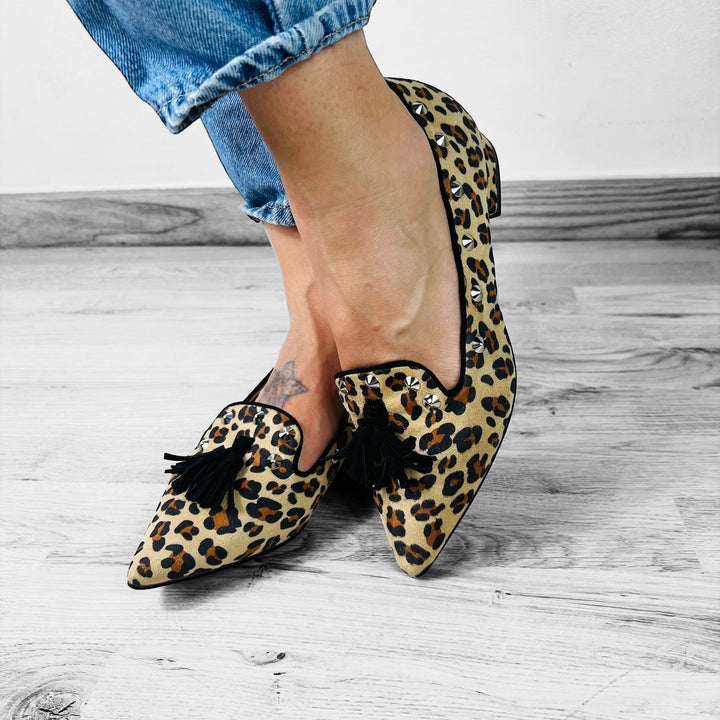 Outfit Mocassini Borchiati Animalier Maculato - Jeans TShirt Satin E Borsa - PinUp Shoes