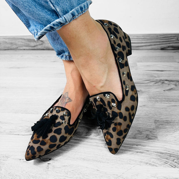 Outfit Mocassini Borchiati Animalier Maculato - Jeans TShirt Satin E Borsa - PinUp Shoes